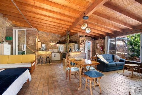 a room with a bed and a table and a kitchen at Monte Viana in Fuzeta
