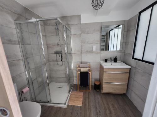 Ванная комната в Aux deux Marronniers Cathares