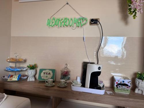 een tafel met een koffiezetapparaat bovenop bij Alexas rooms Crotone in Crotone