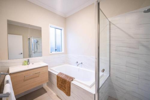 Koupelna v ubytování Easy Days & Soft Mornings between BNE City & GC