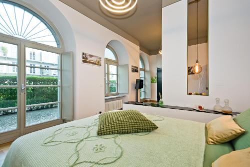 En eller flere senge i et værelse på Boutique Apartment Cairoli 30