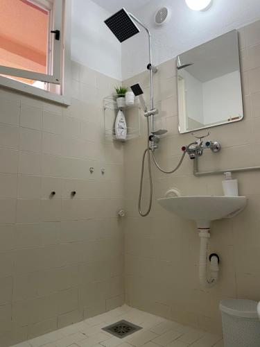 Ένα μπάνιο στο TOMATO Apartment