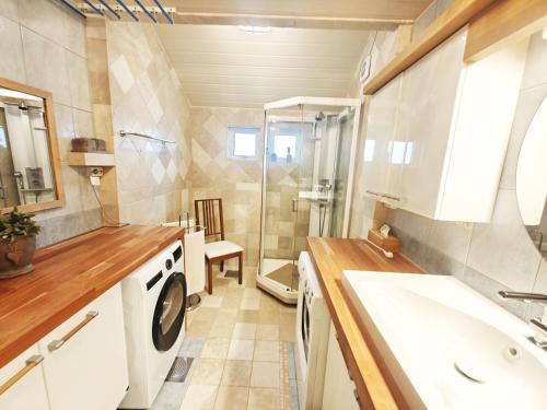 Un baño con lavabo y lavadora. en Åkrehamn Marina, en Åkrehamn