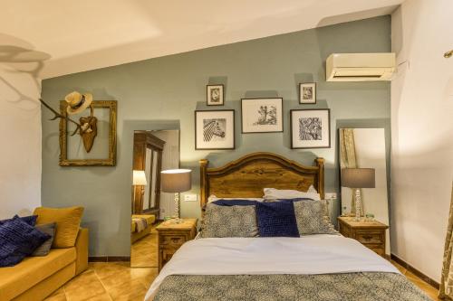 Bosque Apartamento في جيرونا: غرفة نوم بسرير وبعض الصور على الحائط