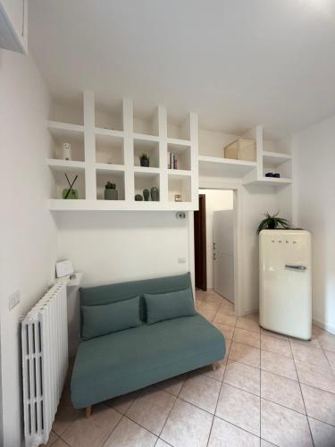 Una sala de estar con un sofá y un refrigerador. en ANADÌA apartment, en Monza