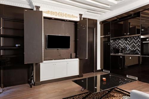 Seine Suite في باريس: غرفة معيشة مع تلفزيون على الحائط