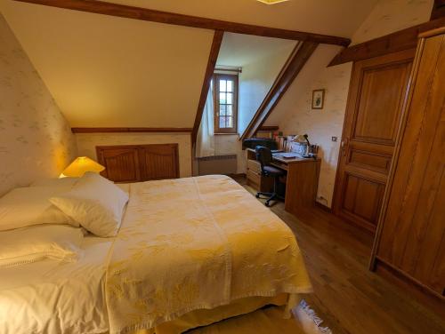 Una cama o camas en una habitación de Chambres d'Hôtes Bagatelle