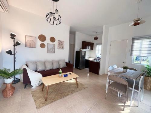 Una cocina o cocineta en Serene Stay in Royal Palms Tres Panglao 1409