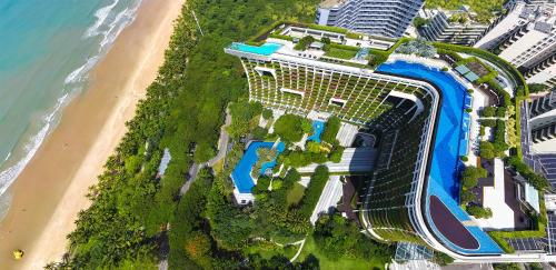 eine Luftaufnahme eines Resorts neben dem Strand in der Unterkunft Sanya Conifer Resort in Sanya