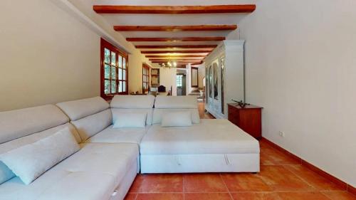 - un salon avec des canapés blancs dans l'établissement Villa Valmores, à Olmeda de las Fuentes