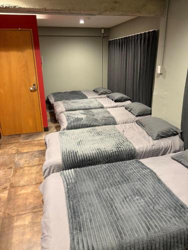 a row of beds are lined up in a room at oak HOUSE in Matsuyama