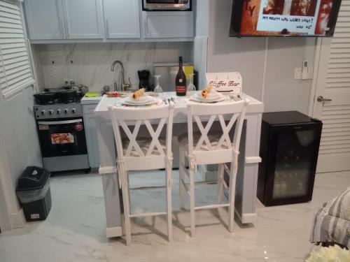 een keuken met een tafel met borden eten erop bij E&C short term rental in Nassau
