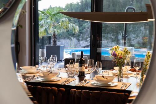 una mesa larga con copas de vino y botellas de vino en Villa Tauris, en Emmetten