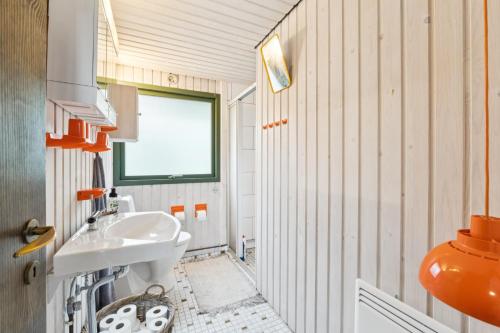 Feriehus 1140 في سوندرفيغ: حمام برتقالي وأبيض مع حوض غسيل