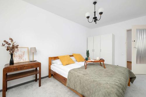 Family 3 Bedroom Apartment with Balcony in Cracow by Noclegi Renters