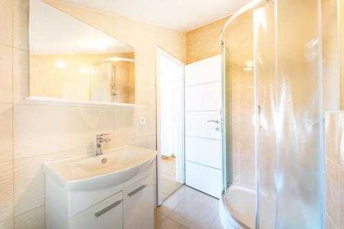 Ένα μπάνιο στο Visy in Center Novalja with Pool