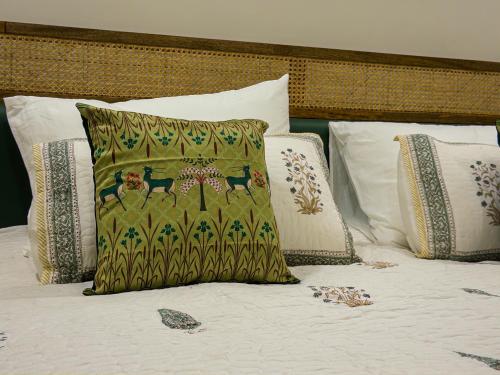 Giường trong phòng chung tại Roastery Retreat by Pumpkin Stays