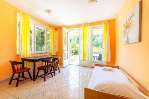 Ένα ή περισσότερα κρεβάτια σε δωμάτιο στο Visy in Center Novalja with Pool