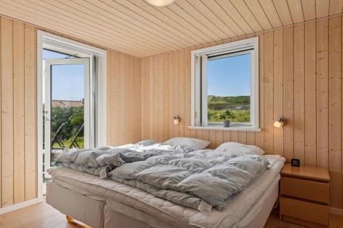 Feriehus 3020 في فيد ساندي: سرير كبير في غرفة بها نافذتين