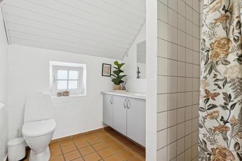 Feriehus 1145 في سوندرفيغ: حمام مع مرحاض ومغسلة