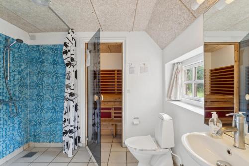 Feriehus 2020 في Øby: حمام مع مرحاض ومغسلة ودش