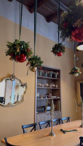 een tafel met potplanten die aan het plafond hangen bij Palazzo Pandola - Luxury Suites in Napels