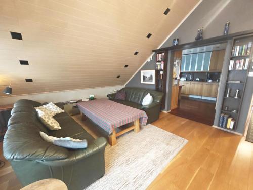 una sala de estar con un sofá y una mesa en Åkrehamn Marina, en Åkrehamn