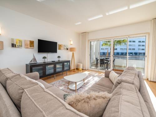 Bright marina apartment with peaceful lake views #1991