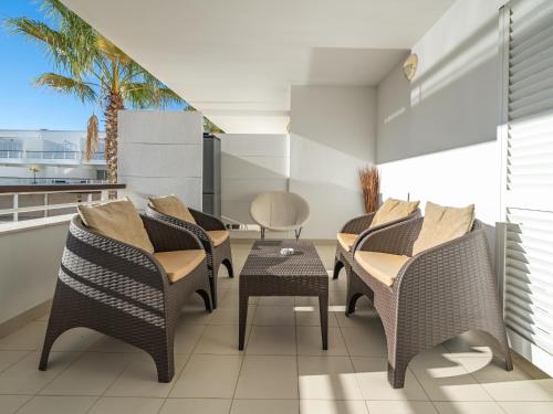 Bright marina apartment with peaceful lake views #1991