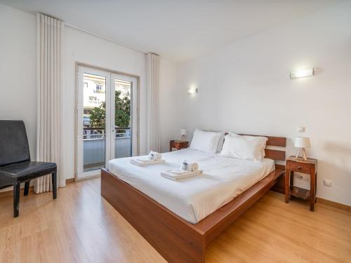 Bright marina apartment with peaceful lake views #1991