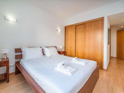 Bright marina apartment with peaceful lake views #1991