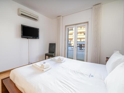 Bright marina apartment with peaceful lake views #1991
