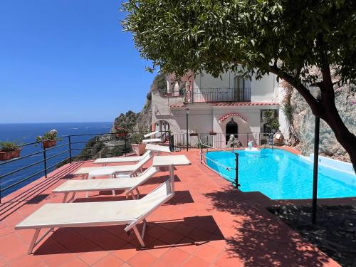 Swimmingpoolen hos eller tæt på Villa Carmela