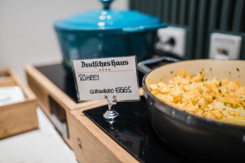 una olla de comida encima de una estufa en Hotel Deutsches Haus, en Dinkelsbühl