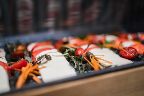 Una bandeja de sushi con zanahorias y verduras encima. en Hotel Deutsches Haus, en Dinkelsbühl