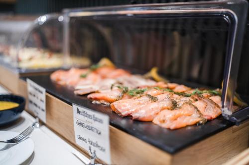 Un montón de comida en una exhibición en una tienda. en Hotel Deutsches Haus, en Dinkelsbühl