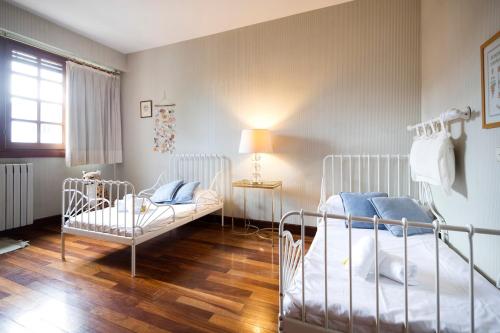 Ένα ή περισσότερα κρεβάτια σε δωμάτιο στο Gabi enea Ideal para familias