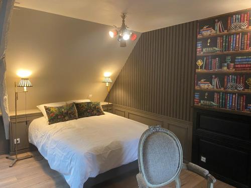 Ένα ή περισσότερα κρεβάτια σε δωμάτιο στο La Demeure du Collectionneur