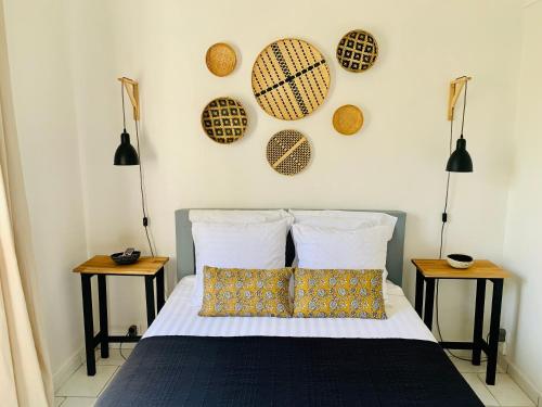 En eller flere senge i et værelse på Maison Beauséjour