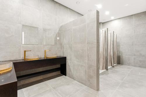 Porto Hostel Cúpula في بورتو: حمام مع حوض ودش