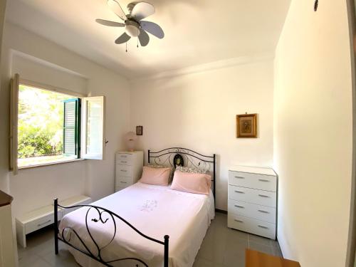 a bedroom with a bed and a ceiling fan at Villa Flower Holiday Torre Canne - 5min dalla spiaggia in Torre Canne