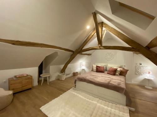 Postel nebo postele na pokoji v ubytování La Maison Arc-en-ciel