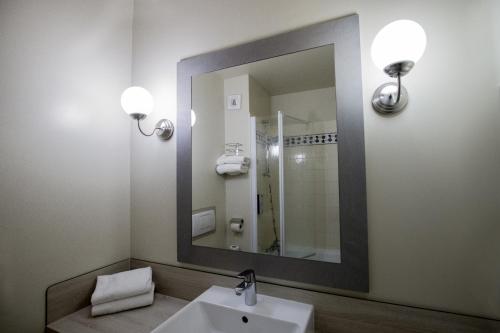 Phòng tắm tại Campanile Val de France