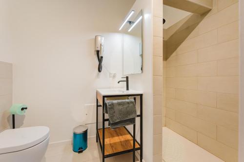 Et badeværelse på Moderna stanza 2 con terrazza vicino alla Stazione