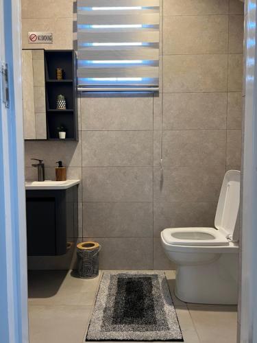 a bathroom with a toilet and a sink at Maison Aria in Madina