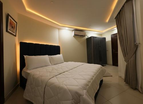 Ένα ή περισσότερα κρεβάτια σε δωμάτιο στο Chic Turquoise Apt - Self Checkin , Imtiaz Mall & Dining