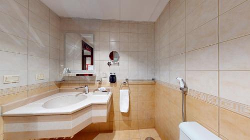 Ένα μπάνιο στο Al Ansar Platinum Hotel فندق الأنصار بلاتينوم