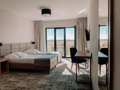 Ένα ή περισσότερα κρεβάτια σε δωμάτιο στο Gościniec Uniejów