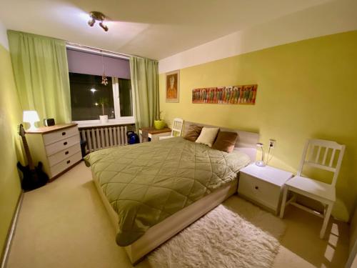 Ένα ή περισσότερα κρεβάτια σε δωμάτιο στο 2-room apartment with balcony 60m2 in Viimsi center