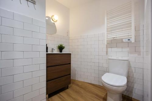 un baño con inodoro y lavabo en Plaza Nueva, en Bilbao